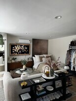 470 S Hamel Rd in Los Angeles, CA - Building Photo