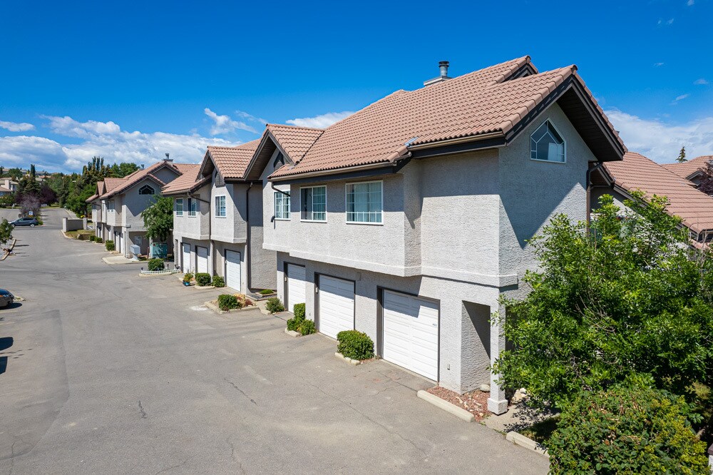 1997 Sirocco Dr SW in Calgary, AB - Building Photo