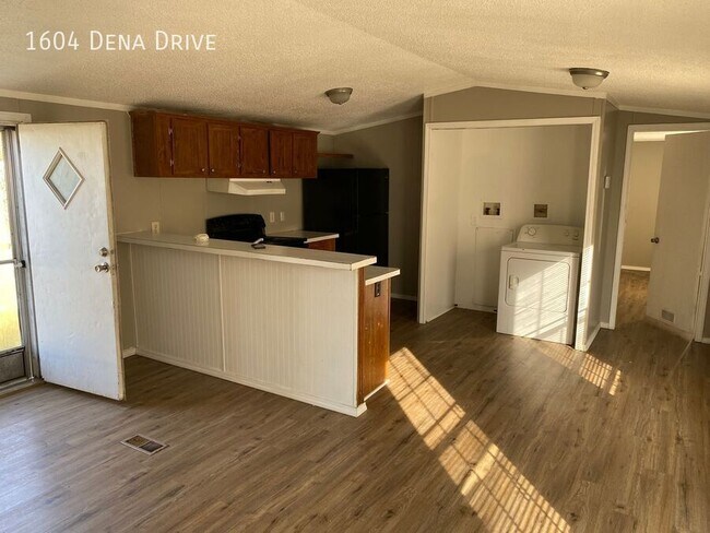 1604 Dena Dr in Memphis, TN - Building Photo - Building Photo