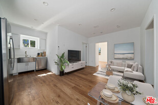 6336 Beck Ave in Los Angeles, CA - Building Photo