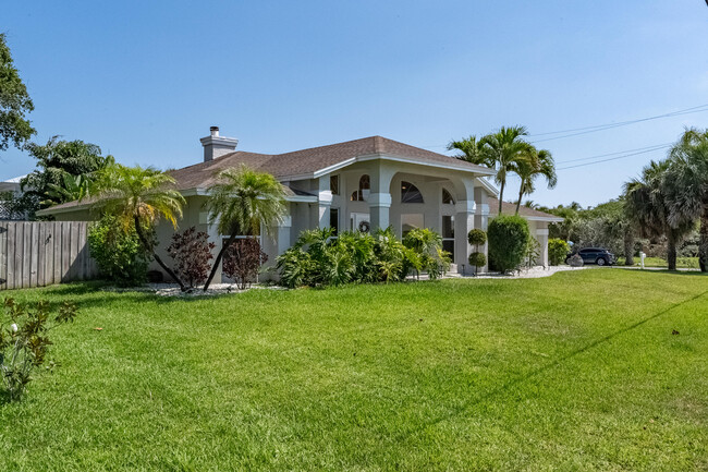 215 Beverly Ct in Melbourne Beach, FL - Building Photo - Building Photo