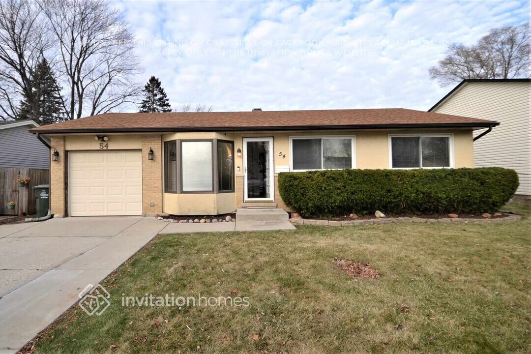 54 E Schubert Ave in Glendale Heights, IL - Building Photo