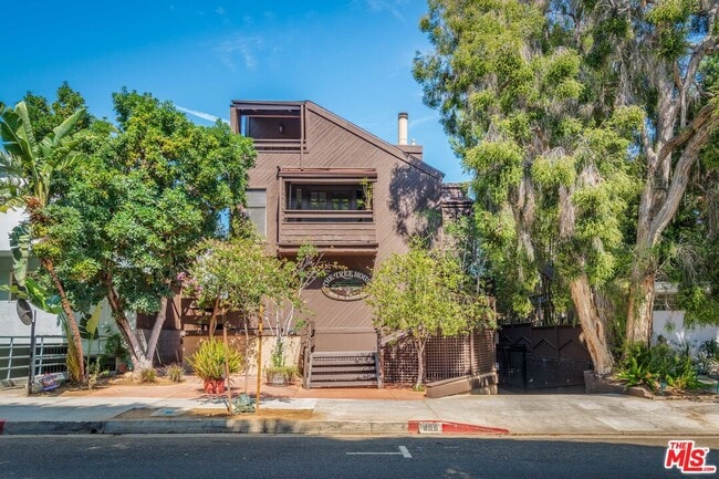 property at 906 Kings Rd