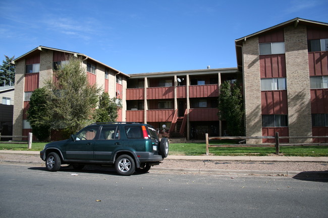 Thomas Jefferson Apartments in Boulder, CO - Building Photo - Building Photo