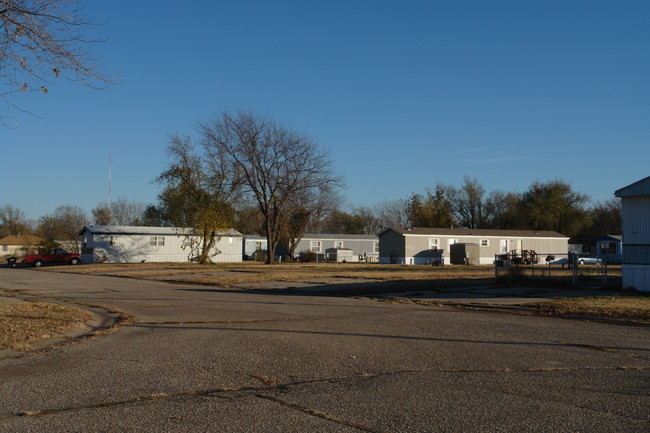 6895 S Broadway St in Haysville, KS - Building Photo - Building Photo