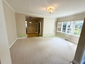 1136 SW Gibbs St in Portland, OR - Building Photo - Building Photo