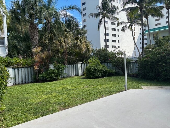 301 Sunrise Dr, Unit 2AE in Key Biscayne, FL - Building Photo - Building Photo