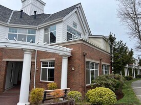 1400 Huckleberry Cir in Issaquah, WA - Building Photo