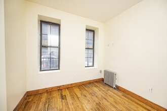32 Starr St in Brooklyn, NY - Foto de edificio - Building Photo