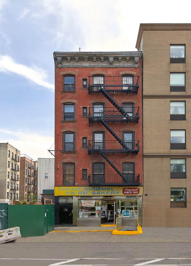 137 E Houston St in New York, NY - Building Photo - Primary Photo