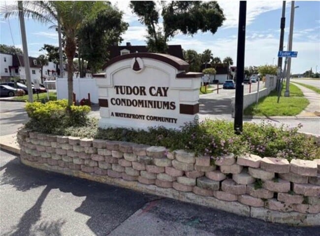 9125 Tudor Dr in Tampa, FL - Building Photo - Building Photo