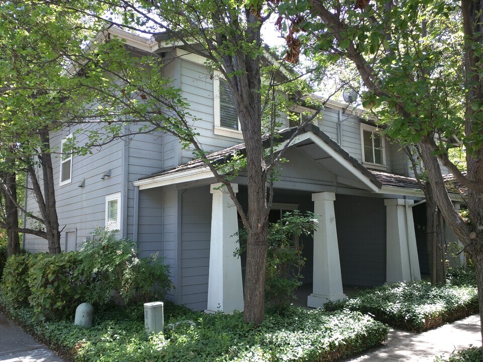 4634 Cowell Blvd in Davis, CA - Foto de edificio