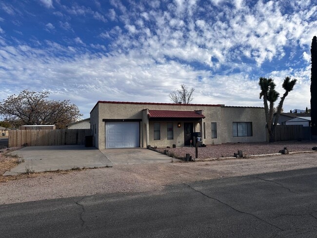 3684 N Skylark Rd in Kingman, AZ - Foto de edificio - Building Photo