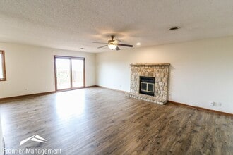 1923 Crescent Dr in Manhattan, KS - Building Photo - Building Photo