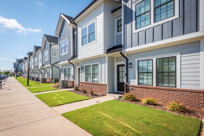 Radial at Mora Point in Charlotte, NC - Building Photo - Building Photo