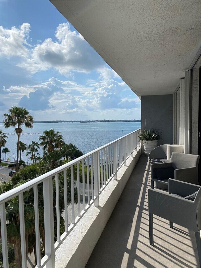 200 SE 15th Rd, Unit 7I in Miami, FL - Building Photo - Building Photo