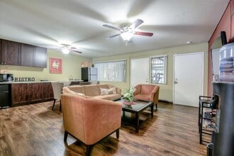 Summit Apartments in Escondido, CA - Foto de edificio - Building Photo