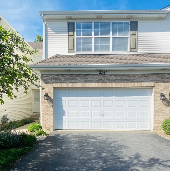 2341 Stoughton Cir in Aurora, IL - Building Photo
