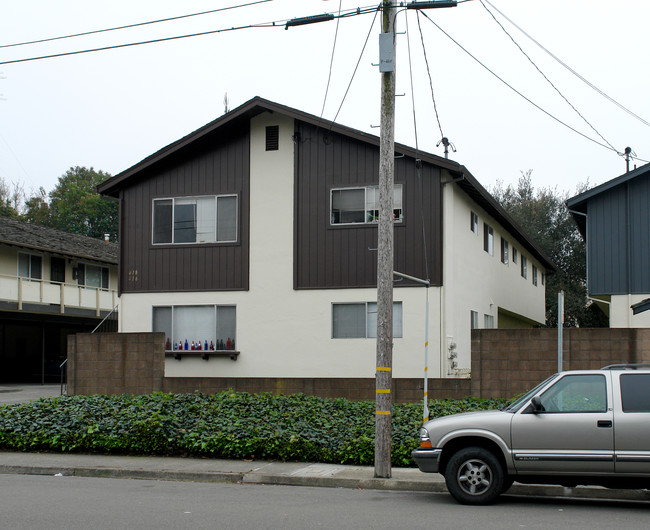 416 Klute St in Santa Rosa, CA - Foto de edificio - Building Photo