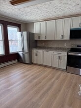 48 Wakefield Ave, Unit 2R in Saco, ME - Building Photo - Building Photo