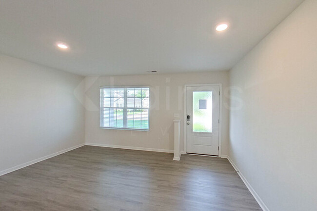 121 W Luminous Way in Hampstead, NC - Building Photo - Building Photo