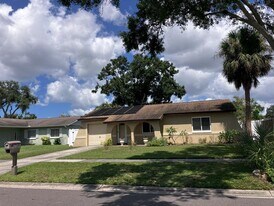 8067 Candlewoode Dr in Largo, FL - Building Photo