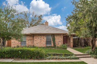 2118 Falcon Ridge Dr in Carrollton, TX - Building Photo
