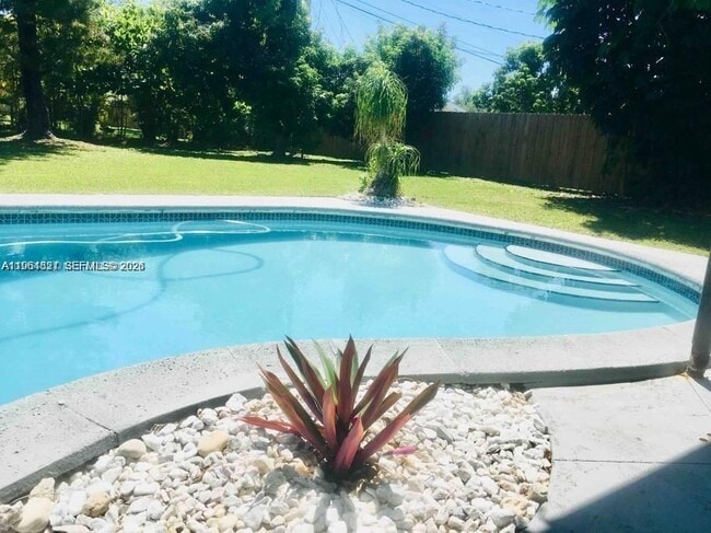 17521 SW 93rd Ave in Palmetto Bay, FL - Building Photo - Building Photo