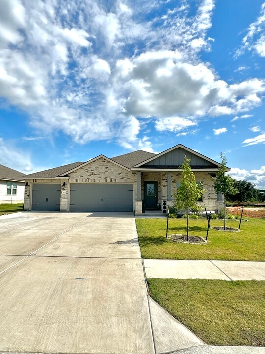 1832 Caponier St in Nolanville, TX - Foto de edificio