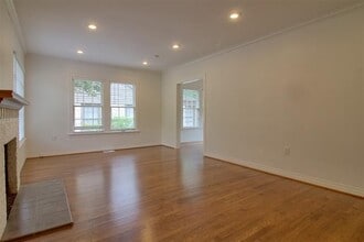 7010 Vivian Ave in Dallas, TX - Building Photo - Building Photo
