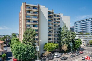 321 S San Vicente Blvd in Los Angeles, CA - Building Photo