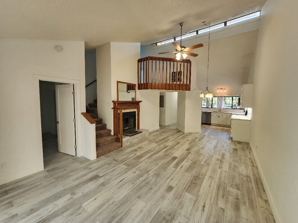 627 Glendevon Dr in New Smyrna Beach, FL - Foto de edificio