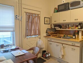 2 Evergreen Sq, Unit 1 in Somerville, MA - Building Photo - Building Photo