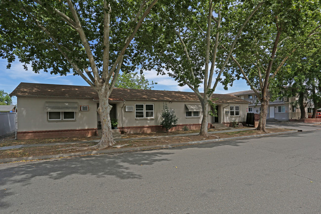 B Street Apartments in Roseville, CA - Building Photo - Building Photo