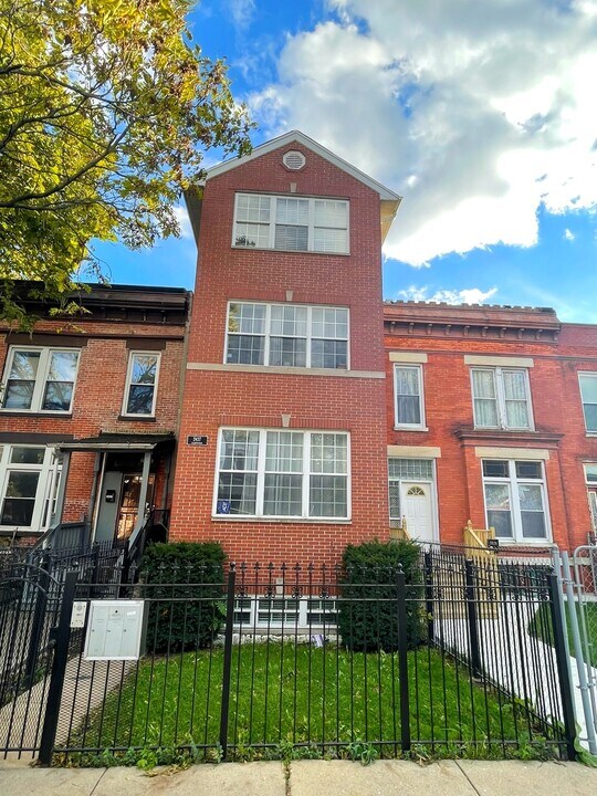 2427 W Grenshaw St in Chicago, IL - Building Photo
