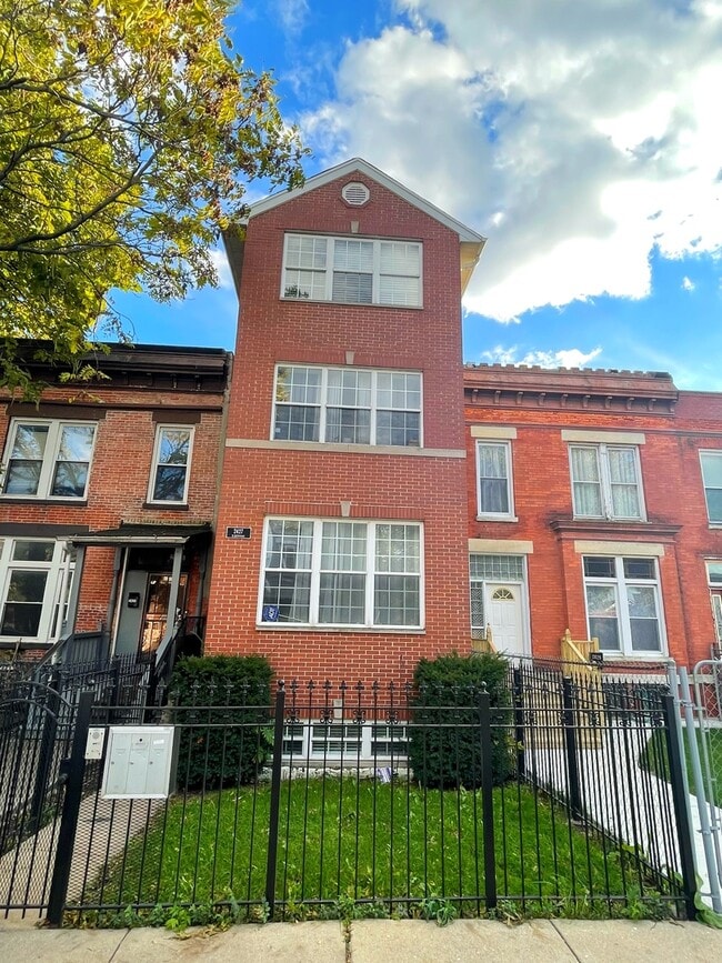 property at 2427 W Grenshaw St
