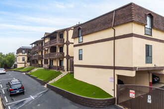 Peppertree Apartments in Hermosa Beach, CA - Foto de edificio - Building Photo