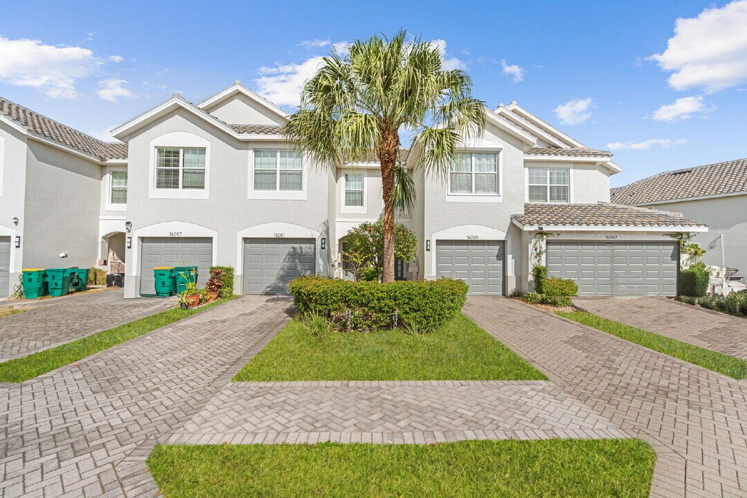 16061 Ravina Way in Naples, FL - Building Photo