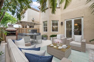 4882 NW 108th Psge in Doral, FL - Building Photo - Building Photo