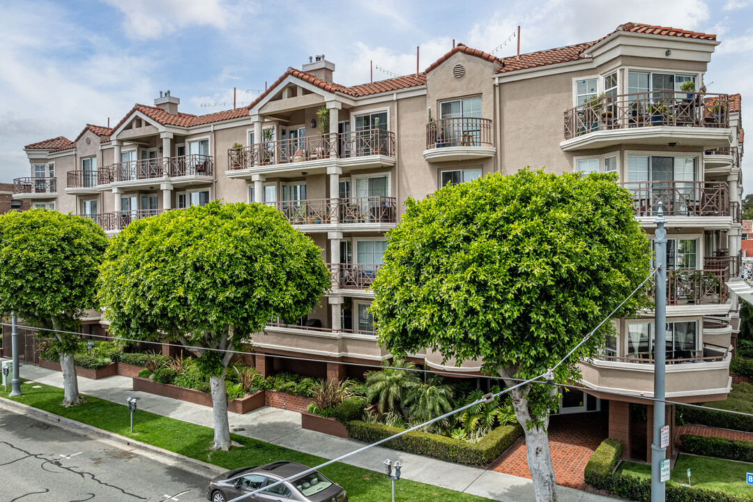 Pine Plaza in Long Beach, CA - Building Photo