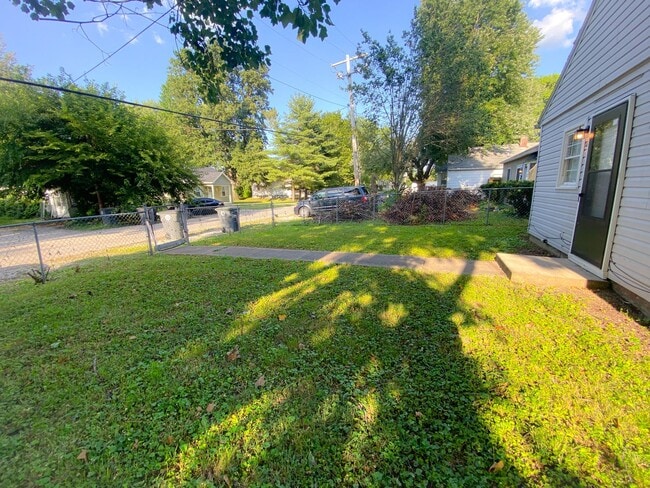 2023 Ravenswood Dr in Evansville, IN - Building Photo - Building Photo