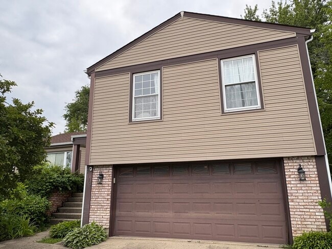 2116 Parkville Rd in Schaumburg, IL - Building Photo - Building Photo