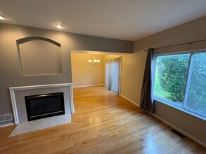 2221 Stoughton Dr in Aurora, IL - Building Photo - Building Photo