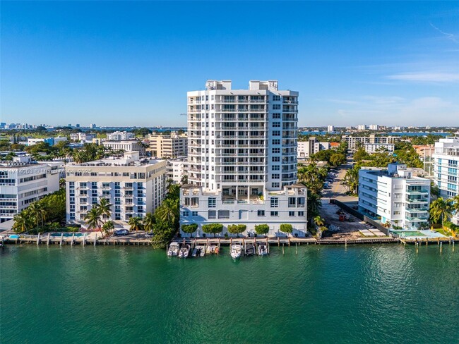 9751 E Bay Harbor Dr in Bay Harbor Islands, FL - Foto de edificio - Building Photo