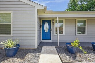 5014 Yellowstone Blvd in Houston, TX - Foto de edificio - Building Photo