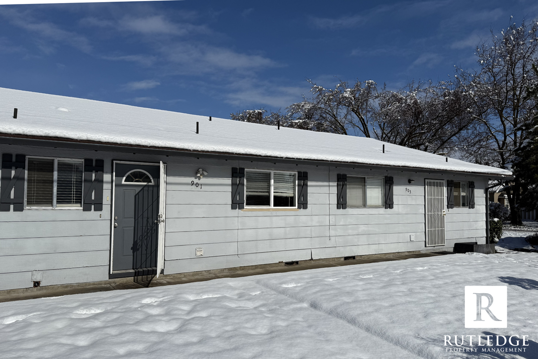 901 Sailing Ave in Medford, OR - Building Photo