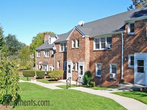 Woodbrook Village Apartments in Woodbridge, NJ - Building Photo - Building Photo