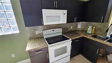6960 SW 39th St in Davie, FL - Building Photo - Building Photo