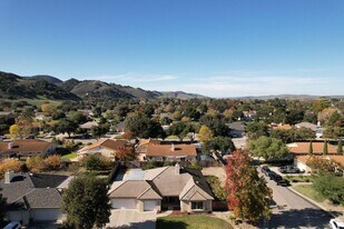 475 Heritage Ln in Los Alamos, CA - Building Photo