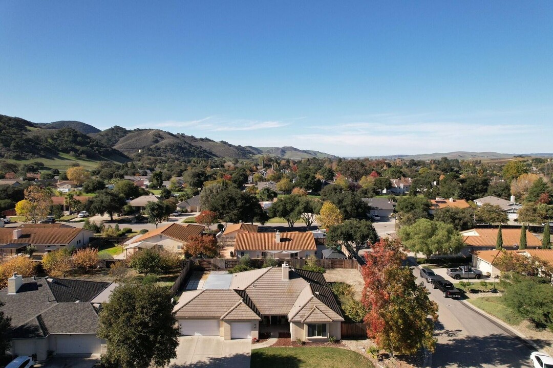 475 Heritage Ln in Los Alamos, CA - Building Photo